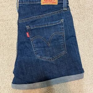 Mid length Levi shorts size 29